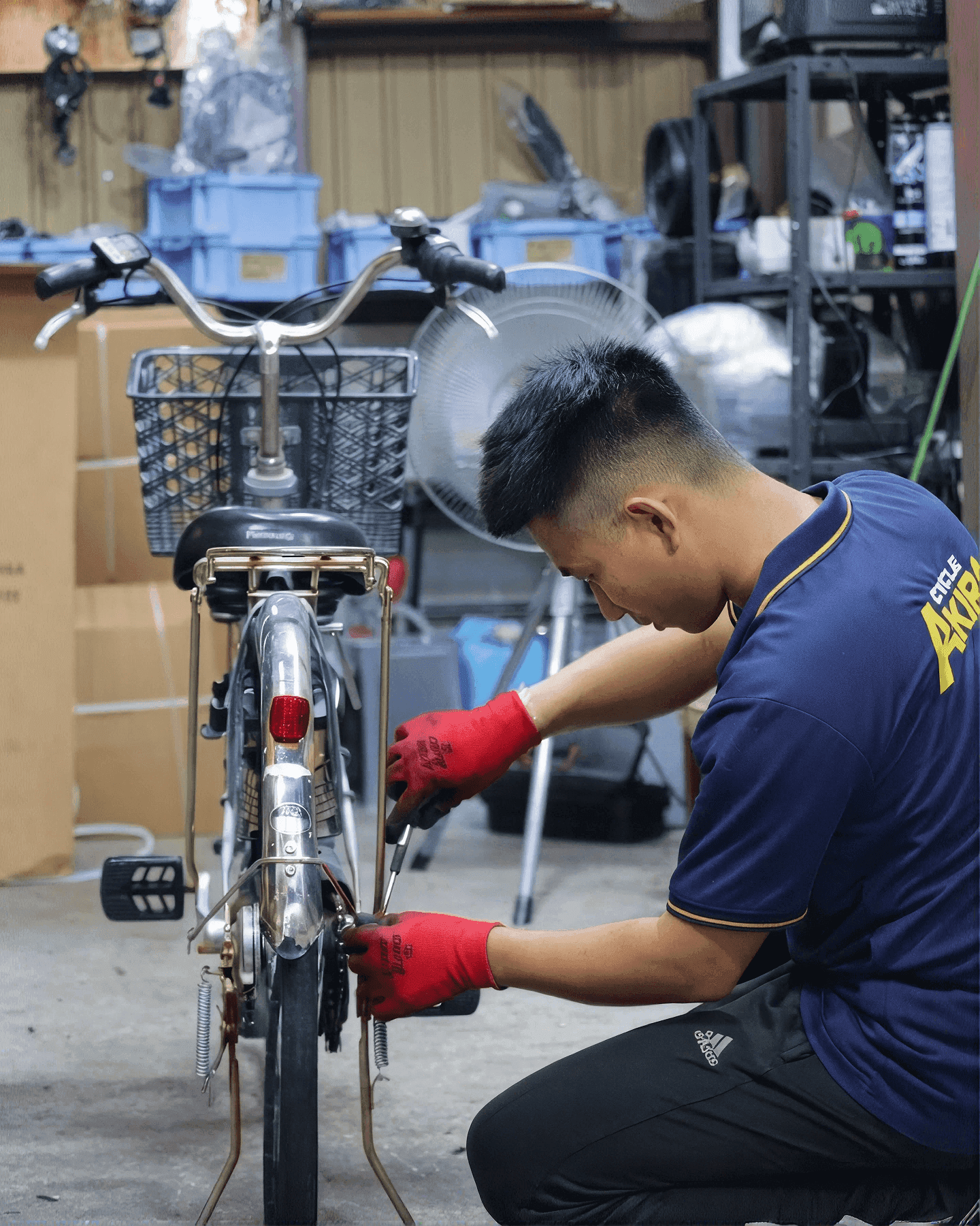 Thợ Akira Cycle sửa xe